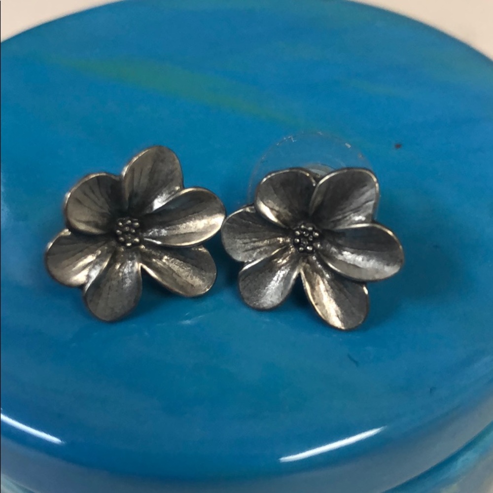 Flower stud earrings